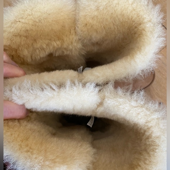UGG Bailey Triplet Button (8) Chestnut-Good condition! - Picture 7 of 9